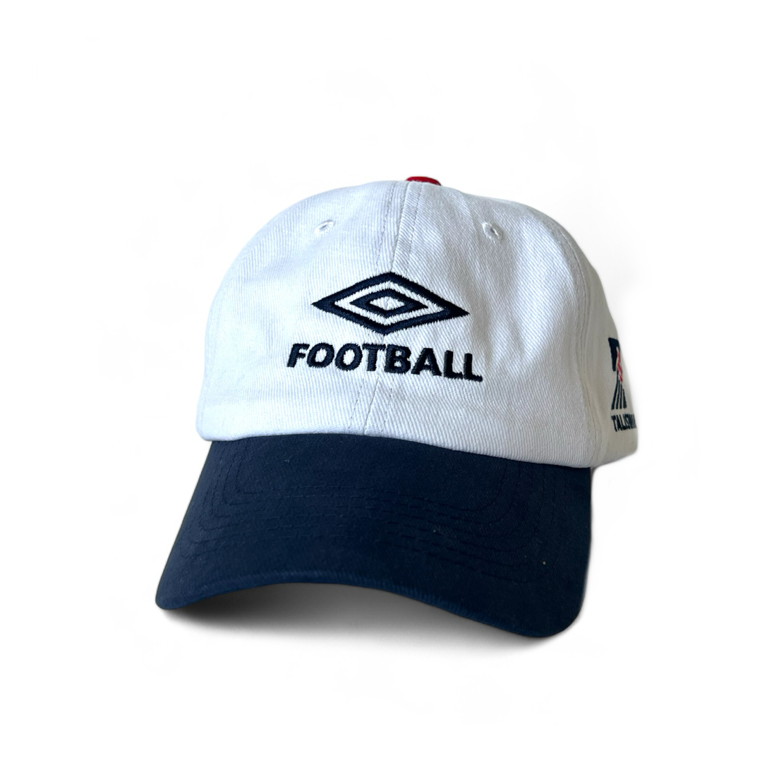 ★UMBRO★ TOPI Topi KhakiUP123ESA33 UP123ESA33_KAK0 Umbro x Talisman | Rep the Global Game – Talisman & Co.